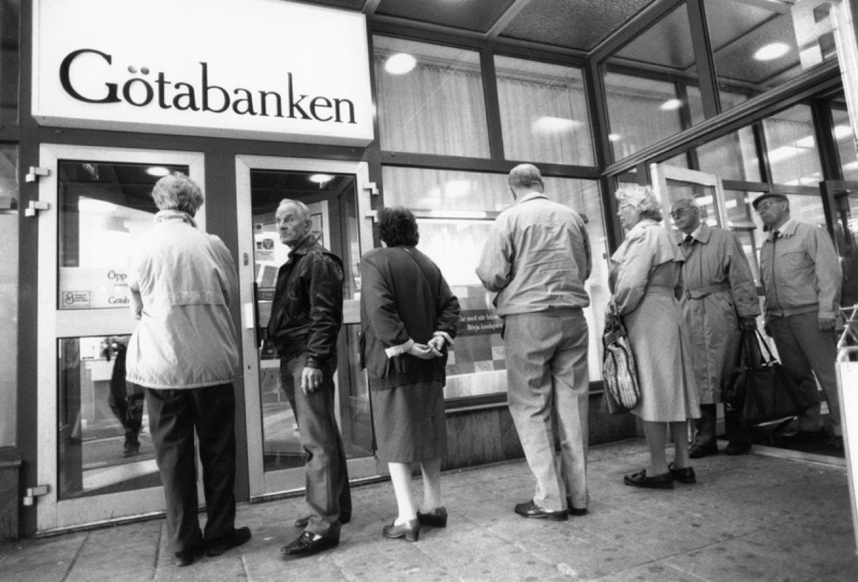 Bild tagen 1992 över köande människor vid Götabanken under finanskrisen. Sedan Gota AB gått i konkurs förvärvade staten i december 1992 samtliga aktier i konkursboet.